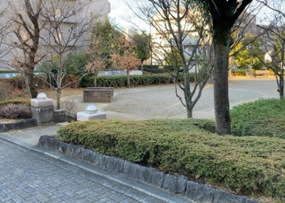 【中庭】 | 長池公園せせらぎ通り北 | 中庭（パティオ）とは、一つの建築物の内部に設けられた、壁などで囲われている庭のことを指します。コの字型、ロの字型が主流ですが、L字型の中庭もあります。最近では、インテリア性の高さからも人気があります。