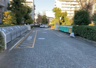 【設備】 | 長池公園せせらぎ通り北 | 共有部分は、住民なら誰もが使える設備のこと。例えば駐車場やエレベーター、インターネット設備、セキュリティ設備などがあります。他にも、マンションの廊下・外部階段やエントランス・ゴミ置き場などがあります。