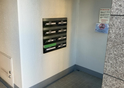 【設備】 | 長池公園せせらぎ通り北 | エントランス付近に設置されている集合ポストは、住んでいる部屋と離れているため、ポストをあさるなど誰かに何かされていても被害に気づきにくいです。入居する時には他人に特定されにくい番号で鍵をかけましょう！