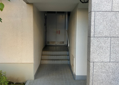 【受付】 | 長池公園せせらぎ通り北 | 受付はマンションコンシェルジュがいる場合もあれば、管理人が滞在する小部屋を総称して呼ぶことがあります。主にエントランスに設置されていることから、防犯面でも期待ができます。防犯設備がない場合はより安心！
