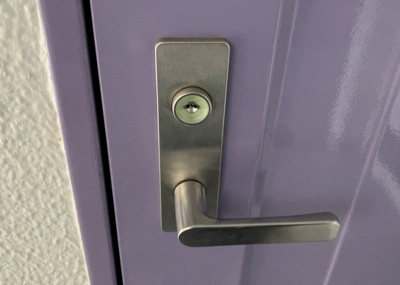 【防犯設備】 | 長池公園せせらぎ通り北 | 当然のことではありますが、オートロックやセンサーライト、ホームセキュリティーなどの防犯設備があれば、小さいお子様がいるご家庭も安心ですよね！まず物件購入の際は、防犯設備もチェックするようにしましょう。