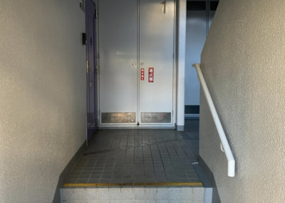 【ロビー】 | 長池公園せせらぎ通り北 | ラウンジは、マンションの共用スペースに椅子やテーブルなどを配置した利用者が寛げる空間です。屋内型ラウンジと屋外型ラウンジがあります。共用部分の管理状況と合わせて、詳細については現地でご確認ください。