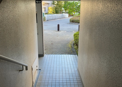 【ロビー】 | 長池公園せせらぎ通り北 | ロビーというと、エントランスと何がちがうの？と思いますよね。実はロビーとエントランスには明確な決まりはありません。物件によっては、エントランスを入って広がるある程度の広さのある空間がロビーとなります。