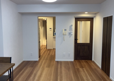 【ダイニング】 | 長池公園せせらぎ通り北 | ダイニングは、食事や家族の団らんスペースとしてだけではなく、ほかの用途としても使用することができます。ダイニングテーブルを置き、食事のためのスペースを作ることでリビングとの差別化を図ることができます。