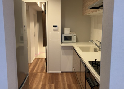 【キッチン】 | 長池公園せせらぎ通り北 | L型アイランドタイプは、キッチンからダイニングにもリビングにも目が行き届くので、とても使いやすい配置です。L字型独立タイプは、キッチンを独立させてるためLDKというよりもLDといった様なイメージです。