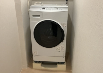 【ランドリースペース】 | 長池公園せせらぎ通り北 | ランドリースペースも気になります。洗濯機置場があり「洗う、干す、取り込む、アイロンがけ、たたむ」など、洗濯に関する家事をするための空間です。広さや収納など付帯設備も含めて、詳細は現地でご確認ください。