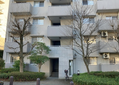 【構造・工法・仕様】 | 長池公園せせらぎ通り北 | ＲＣ造、Reinforced Concreteは直訳すると補強されたコンクリートです。主に柱や梁・床・壁が鉄筋とコンクリートで構成おり、鉄筋を組んだ型枠にコンクリートを流し込んで固めたものを指します。