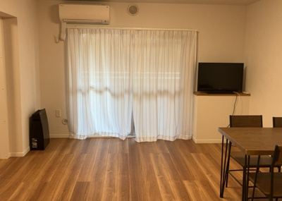 【居間・リビング】 | 長池公園せせらぎ通り北 | リビングの間取りの種類は大きくわけてリビングとダイニングが別になっているタイプ、リビングダイニング一体型です。どちらも一長一短ですので、家を選ぶ時はその両面をチェックして決めるようにしましょう。