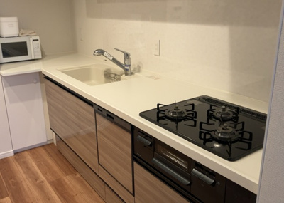 【キッチン】 | 長池公園せせらぎ通り北 | 標準的なシステムキッチンの横幅は、165cm～300cm程度です。2100・2400・2550・2700などミリ単位で表記されます。普段どのように料理をするのかを想定しながら合ったサイズを選びましょう