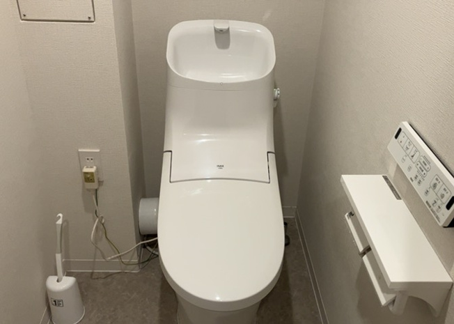 【トイレ】 | 長池公園せせらぎ通り北 | トイレは大きさや形、機能、抗菌性などが異なる多種多彩なタイプが各メーカーから出ています。それぞれに良さがあるため、事前にどういったタイプのトイレがいいのかをご家庭内で決めて、内見に行くといいでしょう。