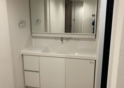 【独立洗面台】 | 長池公園せせらぎ通り北 | 洗面化粧台では顔を洗ったり、身だしなみを整えることが本来の使い方ですが、用途によっては洗面化粧台に求められる機能が違ってくるため、ご自身や家族のライフスタイルに合ったものを選ぶことをおすすめ致します。