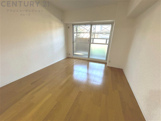 明るい色合いのフローリングとクロスを使用した洋室は家具やインテリアとも調和しやすく空間が広く感じられ開放感を生み出します。自然光を効果的に反射し、室内を明るく保つため、日中の照明使用を抑えられます。