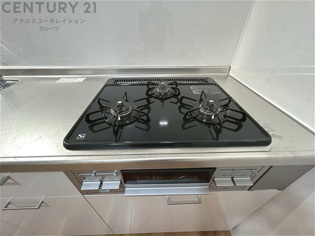 多数の調理器具を同時に使用でき、料理の効率化が可能。省エネで節約になり、様々な料理スタイルに適応できます。また、火力調整が独立しており、手入れや掃除もしやすく、今よりもっとお料理が楽しくなるかも。