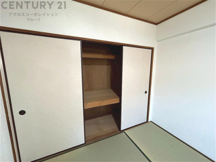 押入れは季節の衣類、寝具などを収納できます。伝統的な美しさと実用性が融合し、収納物を保護する調湿・換気効果があります。使い方によっては書類や小物なども効果的に整理でき空間を有効活用できます。