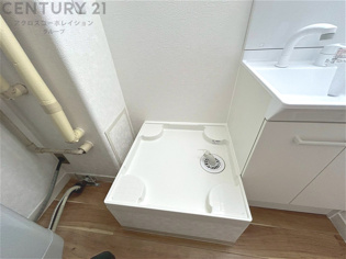 洗濯物の仕分け作業がしやすく、整理整頓が容易になります。洗濯音や湿気を他の部屋に持ち込まず、生活環境を快適に保ちます。上部を活用すれば収納スペースを確保でき洗剤や洗濯用品の整理もしやすくなります。