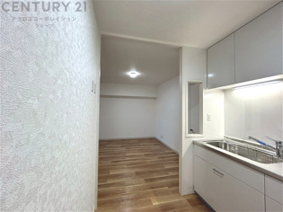 キッチン前のダイニングスペース。ダイニングセットを置いても十分な広さを確保。