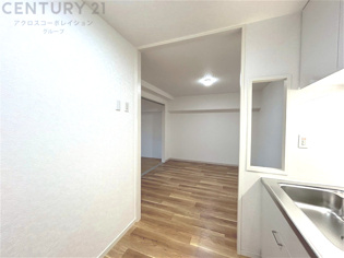 キッチン前のダイニングスペース。ダイニングセットを置いても十分な広さを確保。