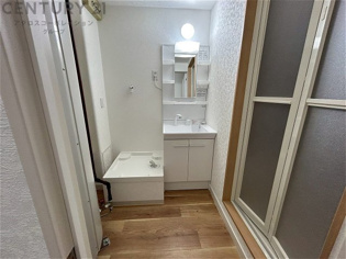 化粧品や洗顔料、歯ブラシなどの必需品をまとめて置ける収納スペースがあり、使用するたびに取り出す手間が省けます。また、水回りのため、濡れても大丈夫な素材が使用されており、お手入れが簡単です。