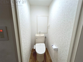 温水洗浄便座付トイレは温水洗浄機能により、暖かい水でおしりを洗浄することができ、冷たい水を使う従来の便座に比べ、温水洗浄機能で暖かいトイレを提供し、快適な使用を可能にします。