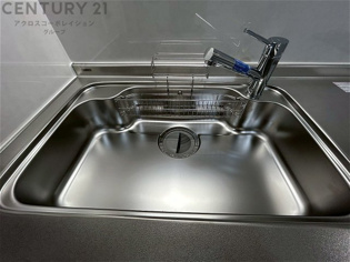 大きなシンクでお鍋などの大きな調理器具を洗う際にも便利です。