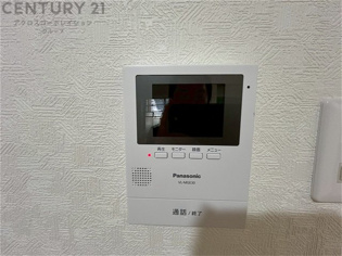 訪問者が来たときにテレビ画面で確認できるため、安心してドアを開けられます。録画機能があるものもあり、留守中に来訪者を記録しておくことができます。利便性が高く、セキュリティ面でも安心です