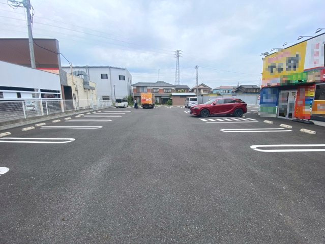 東大友町並木側貸店舗の駐車場