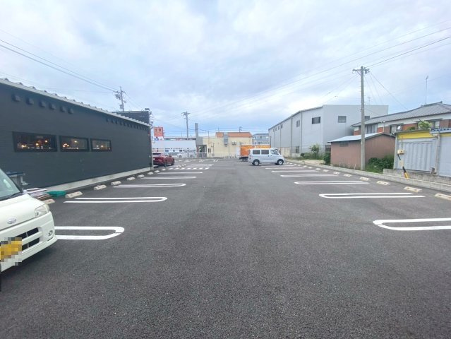 東大友町並木側貸店舗の駐車場