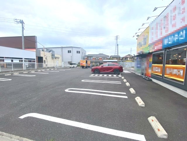 東大友町並木側貸店舗の駐車場