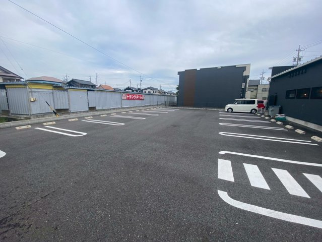 東大友町並木側貸店舗の駐車場