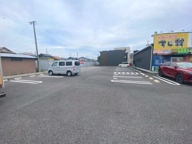 東大友町並木側貸店舗の駐車場