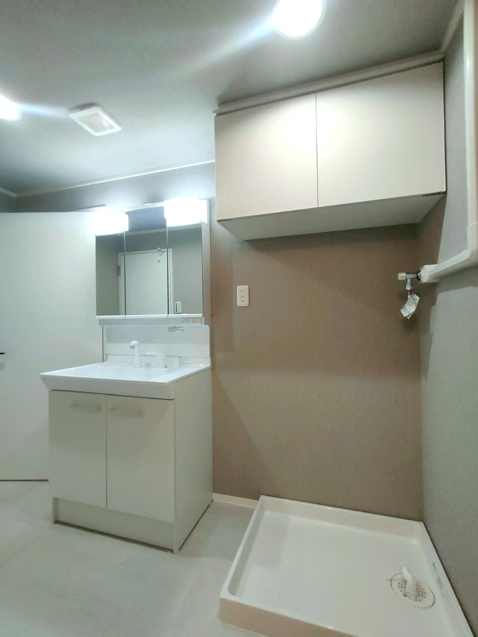 三郷早稲田団地3-23-2号棟の洗面所|忙しい朝には欠かせない洗面所です