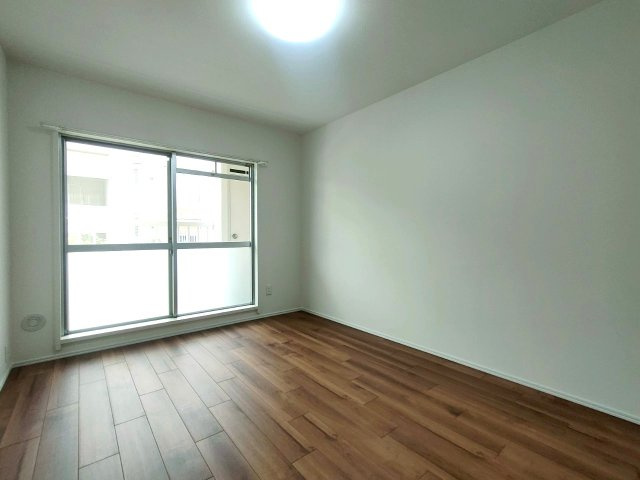 三郷早稲田団地3-23-2号棟の洋室|明るい洋室です