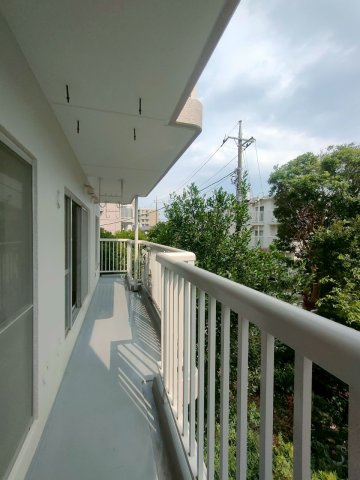 三郷早稲田団地3-23-2号棟のバルコニー|暖かな日差しのふりそそぐバルコニー