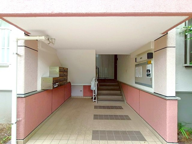 三郷早稲田団地3-23-2号棟のエントランス|落ち着いたエントランスです