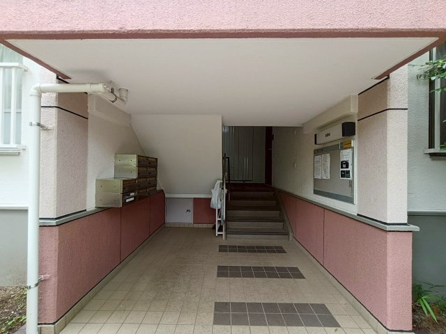 三郷早稲田団地3-23-2号棟のエントランス|落ち着いたエントランスです