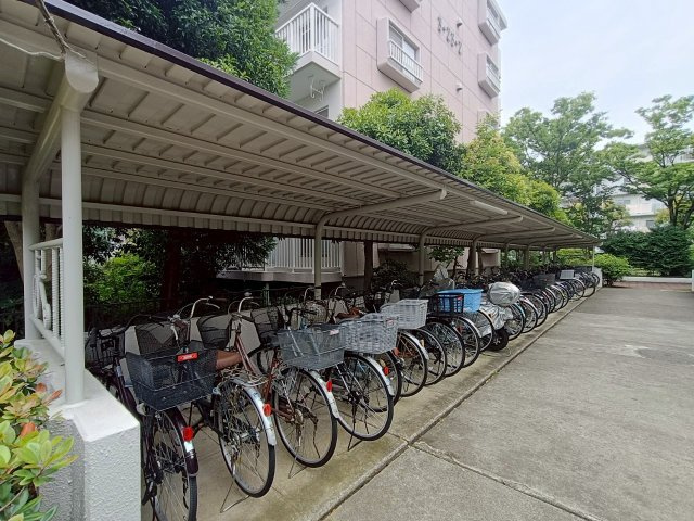 三郷早稲田団地3-23-2号棟の駐輪場|屋根付き駐輪場です