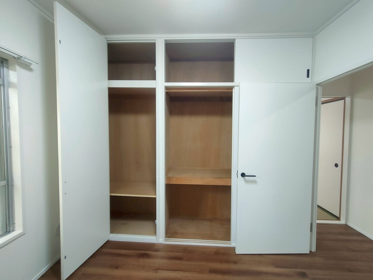 三郷早稲田団地3-23-2号棟の収納|ちょっとした収納スペースも充実しています