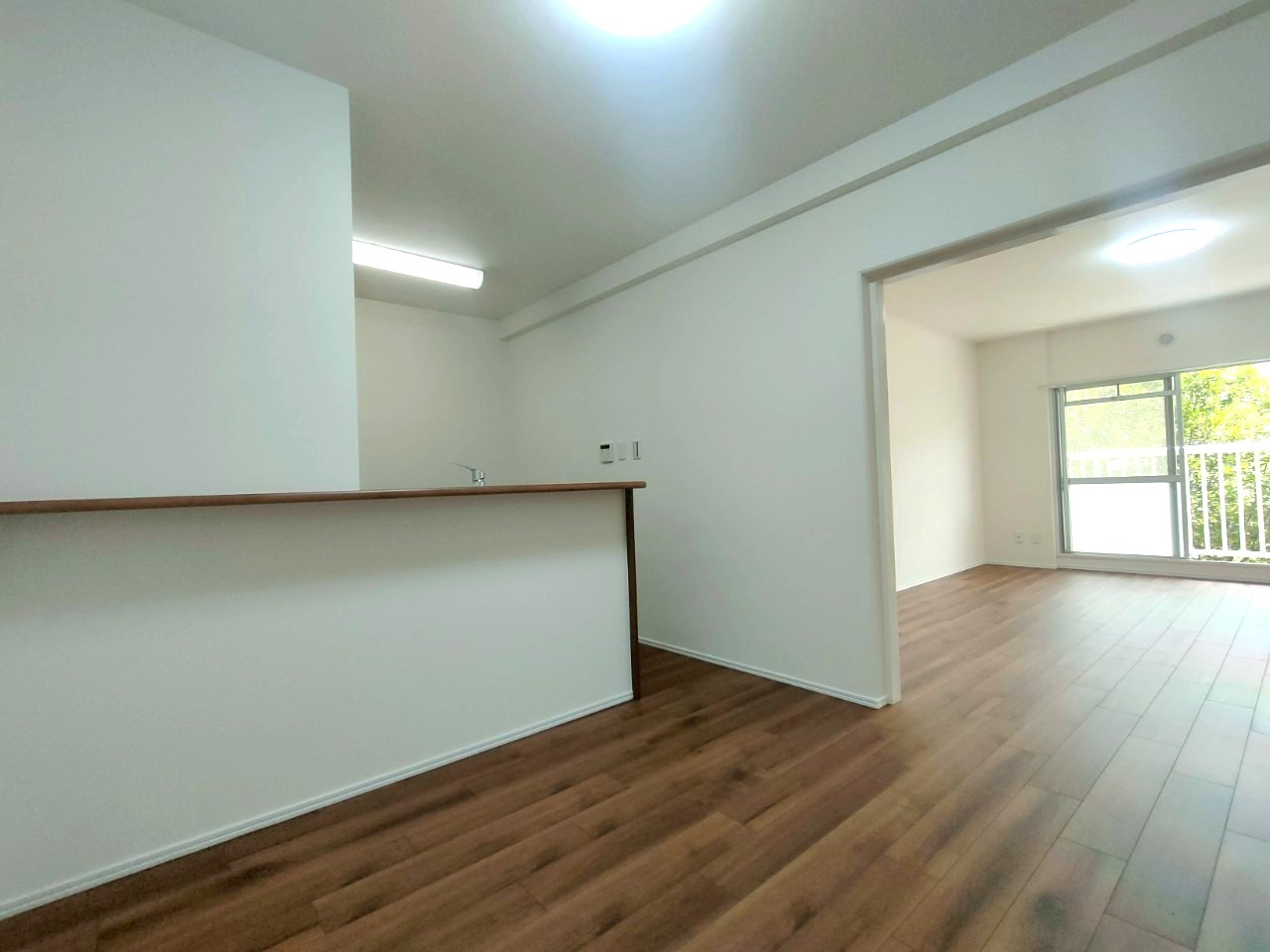 三郷早稲田団地3-23-2号棟の居間・リビング|こちらのリビングで趣味の時間をお楽しみください