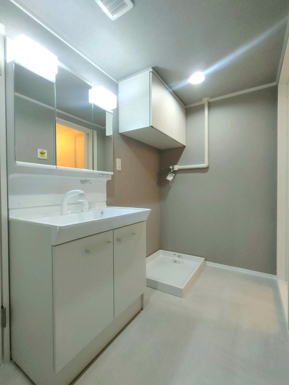 三郷早稲田団地3-23-2号棟の洗面所|ゆったりとスペースのある洗面所