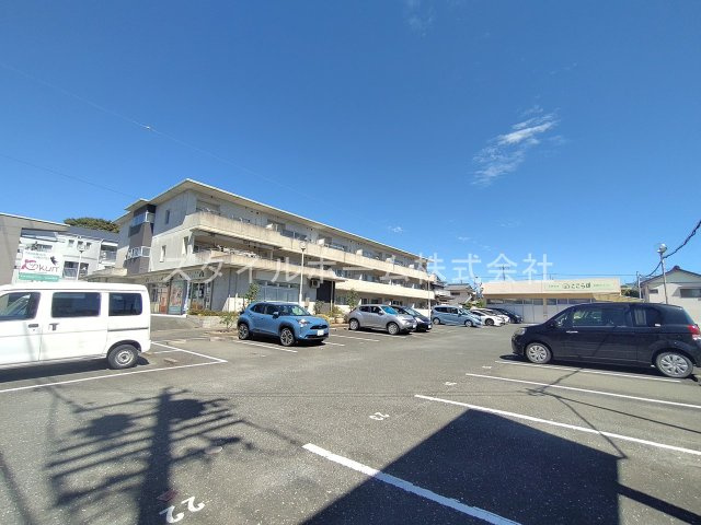 ニューラフィーネの駐車場