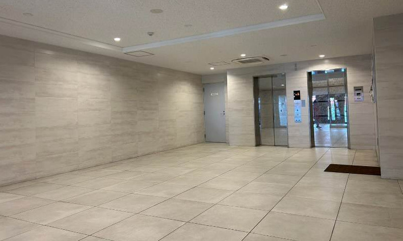 プレミアムコート浦添牧港のエントランス