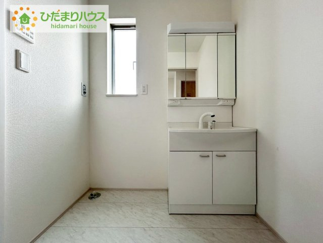 日立市水木町2丁目　新築戸建の独立洗面台|三面鏡の大きな鏡は憧れます(^^♪ 鏡の後ろは収納となっていて、細かいものでも収納できるのでスッキリと整理できます！