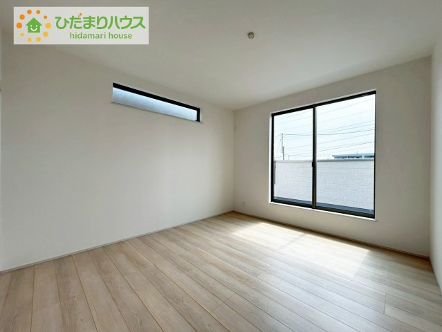 日立市水木町2丁目　新築戸建の寝室|バルコニーに面していて、たっぷり光りの入る明るい主寝室です！