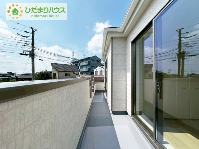 日立市水木町2丁目　新築戸建のバルコニー|広々としたバルコニーは、大量の洗濯物を干しても余裕！お布団だって、家族全員分をいっきに干せますね(^O^)