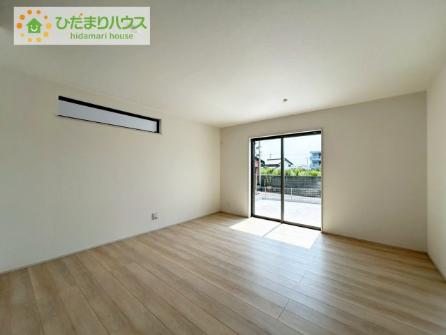 日立市水木町2丁目　新築戸建の居間・リビング|リビング大きな窓からは、暖かな日の光が降り注ぎます・・・