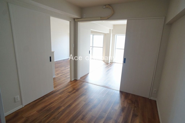 【寝室】 | エーデルハイム関目 | 【中央：洋室4.5帖】2WAYドア♪