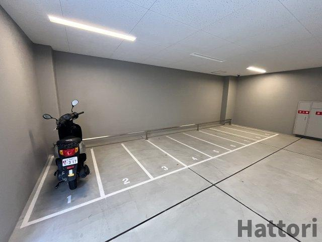 MAXIVCROS江坂の駐車場