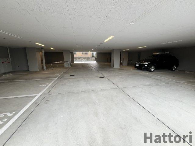 MAXIVCROS江坂の駐車場