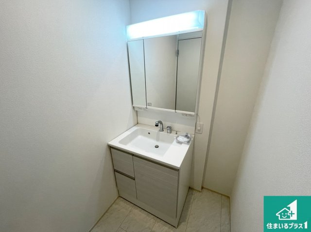 茨木市鮎川　新築一戸建ての独立洗面台|清潔感のある洗面台です。フラットな鏡は掃除がしやすく毎日清潔！鏡裏には収納があるのでスッキリとした洗面台が保てます。