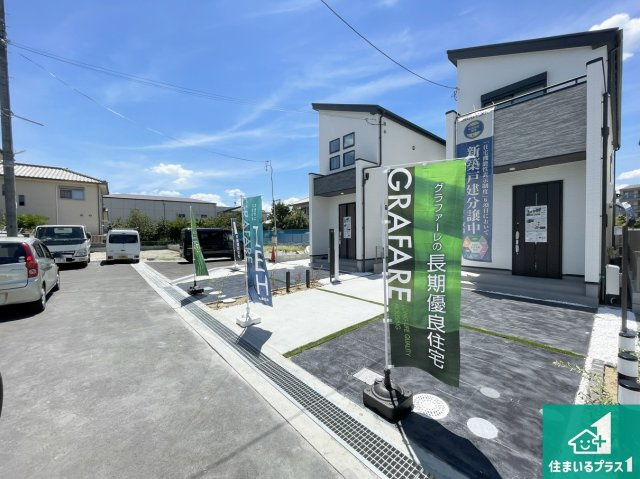 茨木市鮎川　新築一戸建ての前面道路含む現地写真|周辺は閑静な住宅街！前面道路広々で車の出し入れも便利です。駐車が苦手な方でも安心して車庫入れできます！